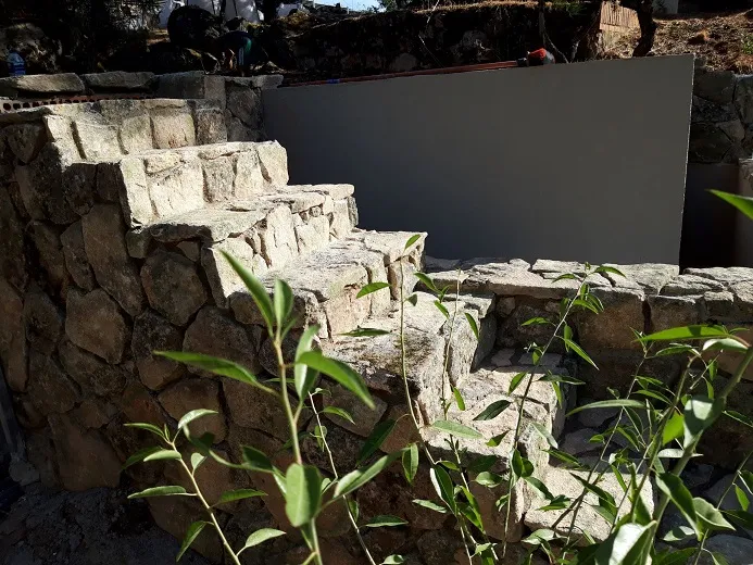 Escalera de piedra con juntas de grava