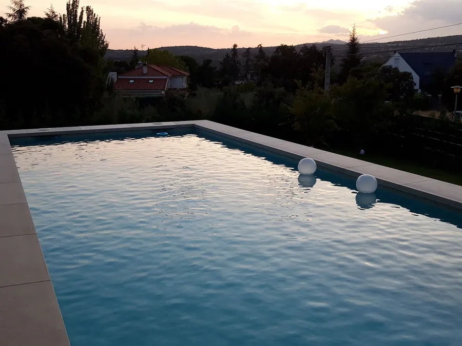 La misma piscina al atardecer, con el vaso ya en calma