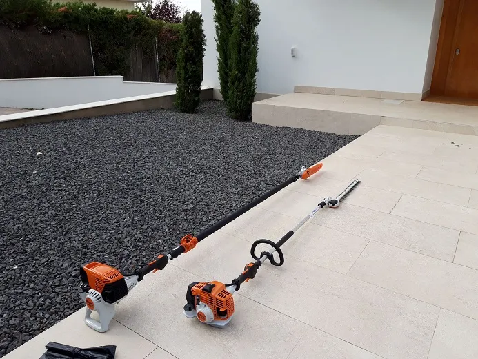 Desbrozadora y cortasetos en una terraza, antes del desbroce
