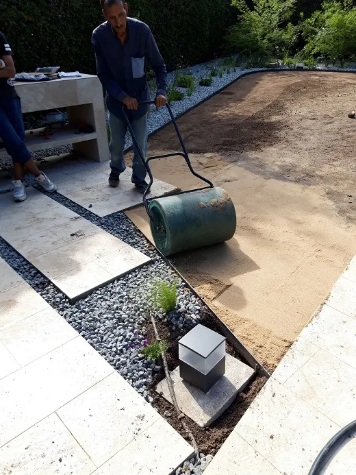 Extendido de césped junto a una terraza en obras